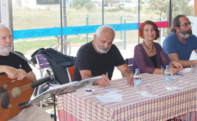 Necla Akdeniz kitaplarını imzaladı